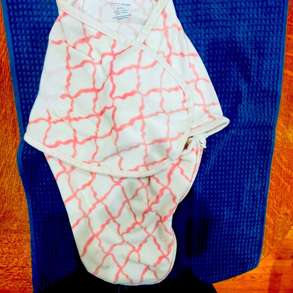 Trendy, fluff and cozy Aden + Anais swaddle